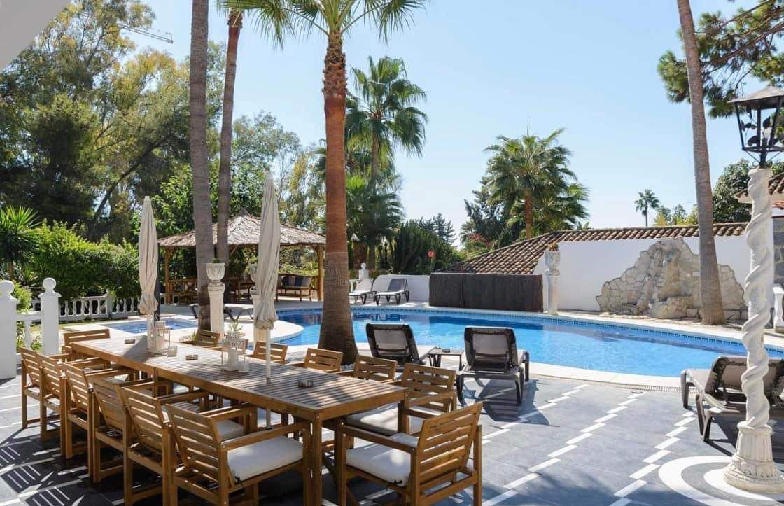 Villa Vanilla poolside dining