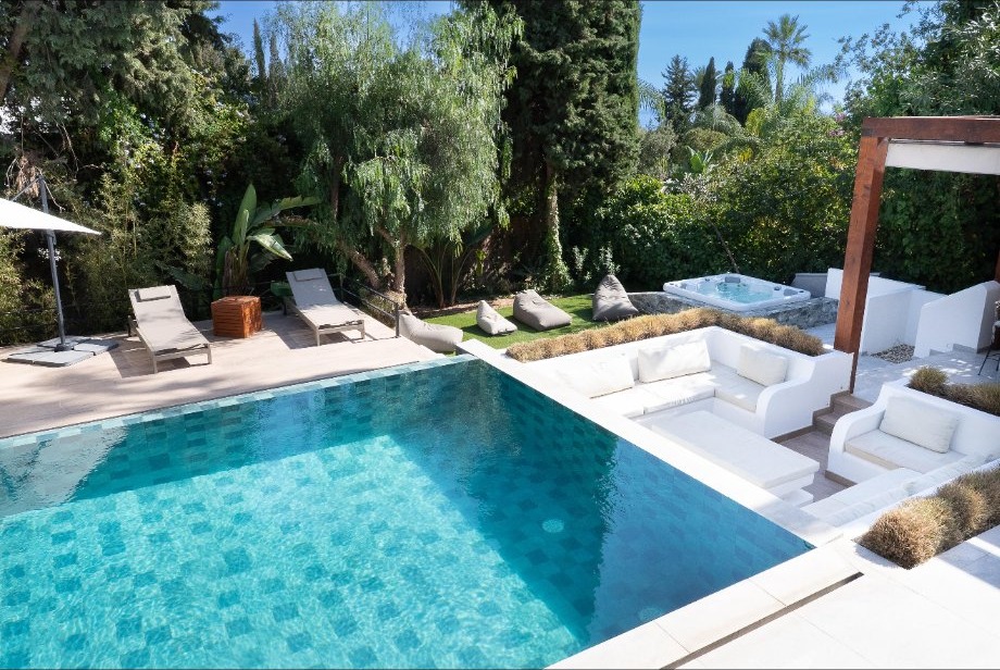 Villa V pool and garden