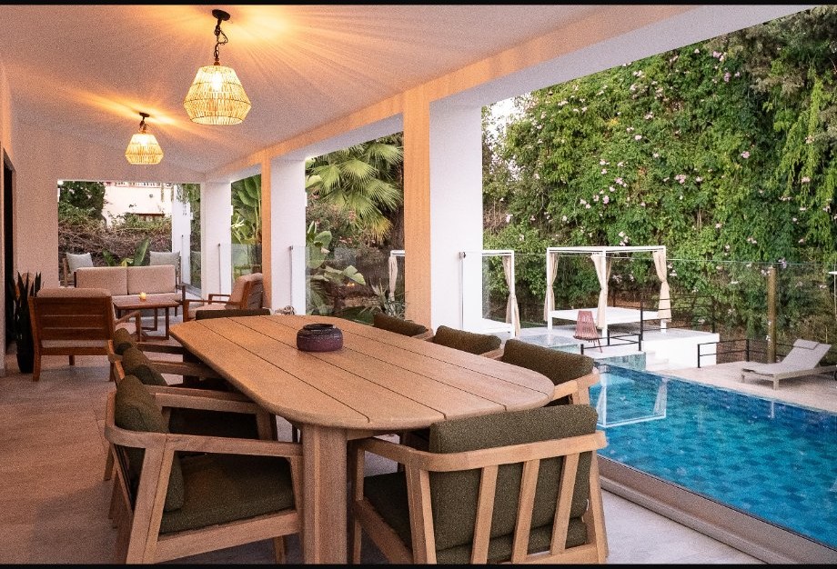 Villa V outdoor dining terrace